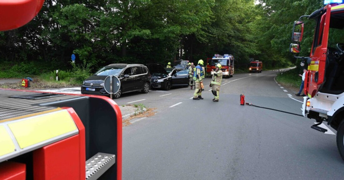 Auffahrunfall in Brauweiler: Feuerwehr Pulheim leistet Unterstützung bei Verletzten auf der L213, Verkehr gesperrt.