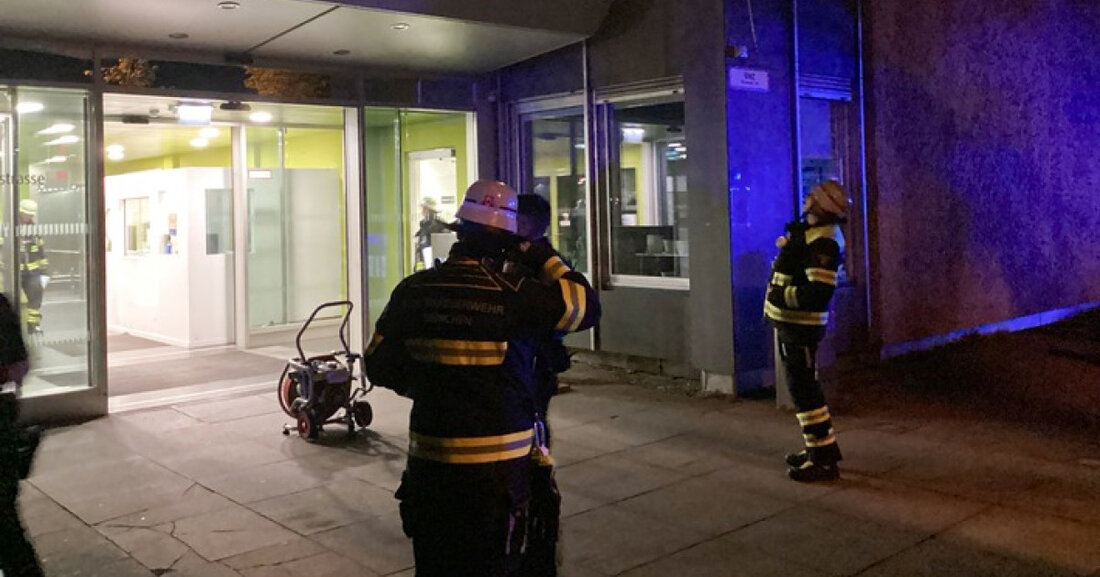 In Nymphenburg brannte ein Kinderwagen im Treppenhaus der Wotanstraße. Mehrere Anwohner meldeten den Vorfall. Ermittlungen laufen.