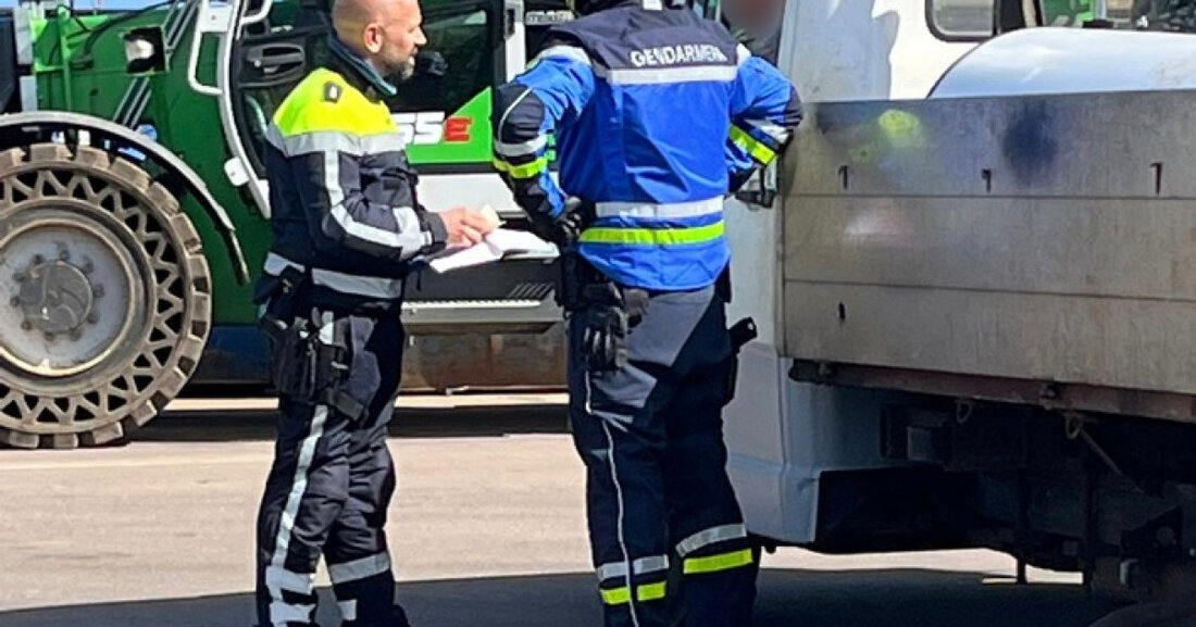 Saarländische Polizei kontrolliert Schwerlastverkehr in Großrosseln und Dillingen. Mehrere Verstöße bei Abfalltransporten festgestellt.