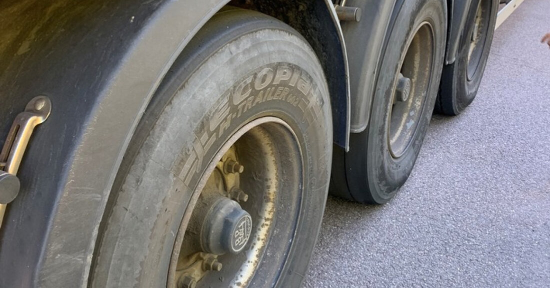 Polizei in Saarland stoppt verkehrsunsicheren 40-Tonner. Fahrer wegen Mängeln und falscher Lenkzeitunterbrechung belangt.