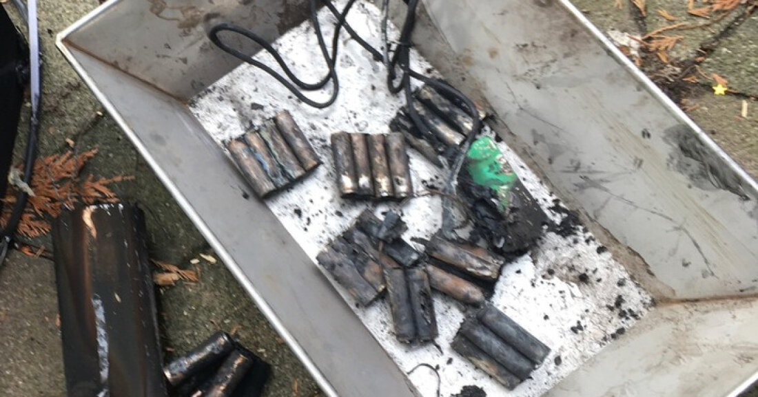 E-Bike-Akku explodiert in Bochum-Weitmar; ein Bewohner verletzt, fünf Personen evakuiert, Tiere wohlauf. Feuerwehr im Einsatz.