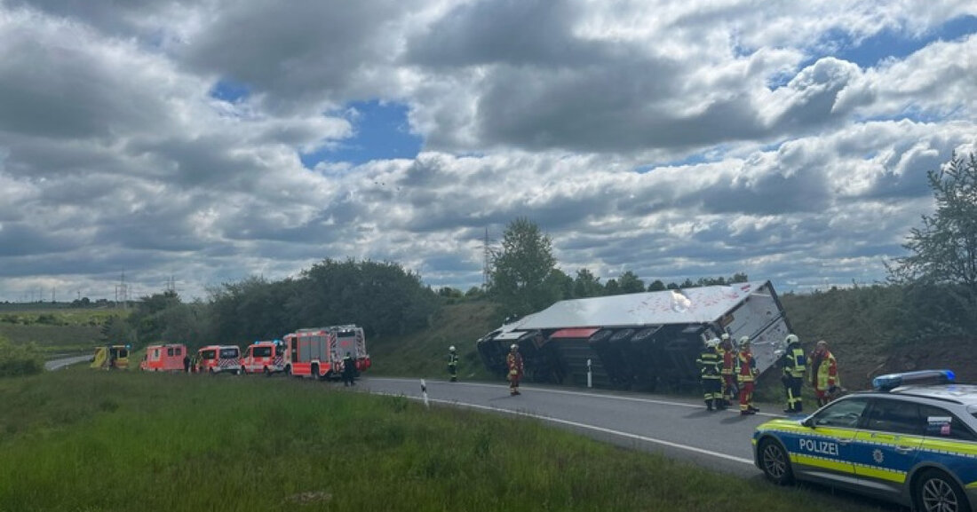Lkw-Unfall am Autobahnkreuz Erfurt: Fahrer nach Abkommen von der Fahrbahn leicht verletzt, erheblicher Sachschaden. Bergungsarbeiten dauern an.