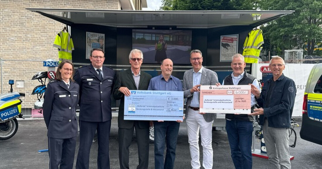 Symbolische Scheckübergabe im Rems-Murr-Kreis: Polizeipräsidium Aalen erhält multifunktionalen Präventionsanhänger für Sicherheitsmaßnahmen.