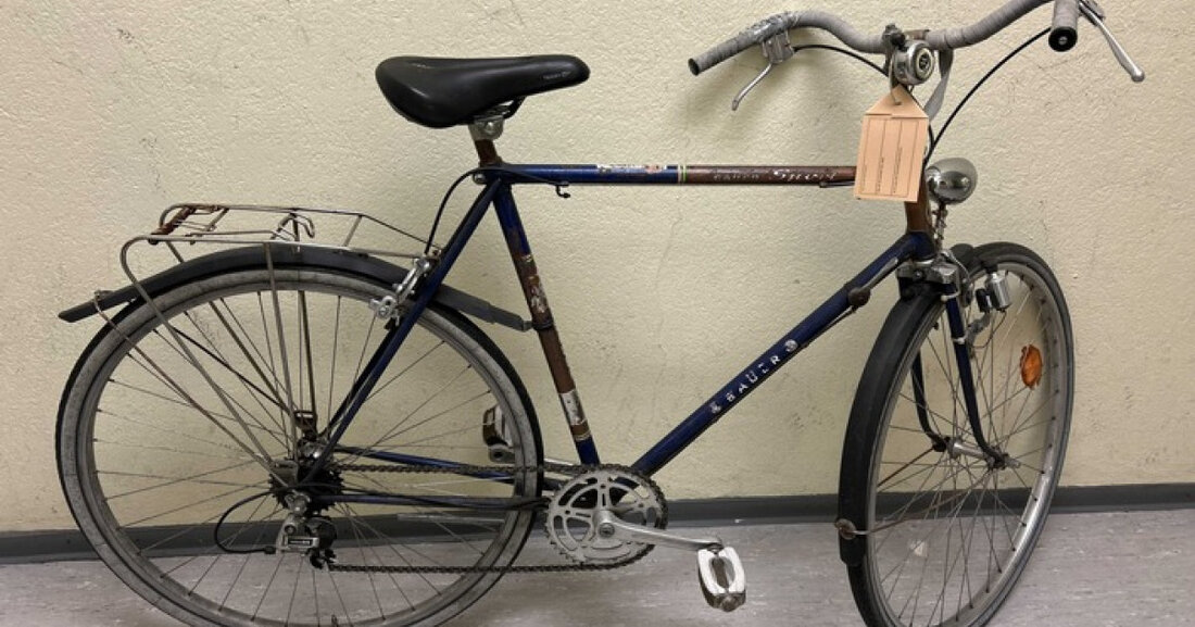 Drei Fahrraddiebe wurden in Frankfurt-Westend auf frischer Tat festgenommen. Polizei sucht Geschädigte zur Klärung des Falls.