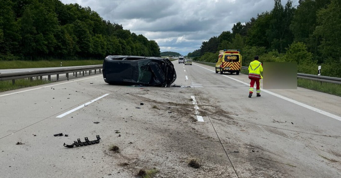 Nach einem Unfall auf der A4 überschlug sich ein VW, der Fahrer ist geflüchtet. Hinweise an die Autobahnpolizei erbeten.