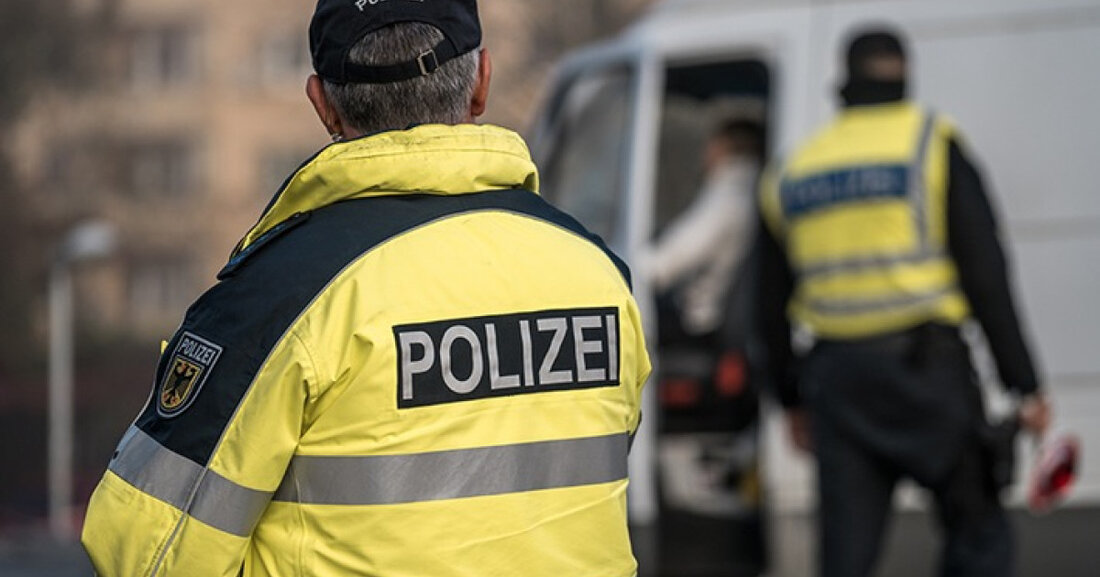 Bundespolizei München stoppte ein überbesetztes Wohnmobil am Grenztunnel Füssen. Vier Migranten ohne gültige Dokumente wurden zurückgewiesen.