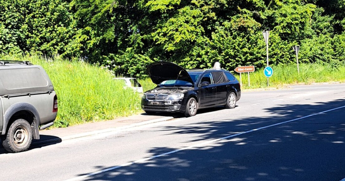 Verkehrsunfall auf der Brantener Straße: Feuerwehr Breckerfeld rettet zwei Kleinkinder und kümmert sich um Verletzte.