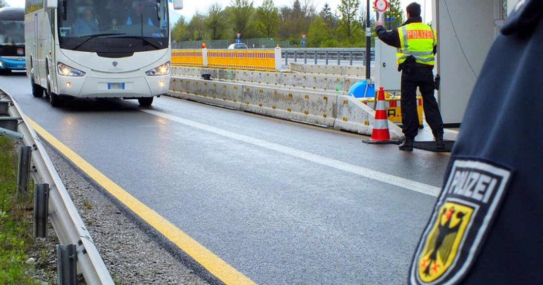 Bundespolizei München hat drei mutmaßliche Schleuser an der A93 festgenommen. Ein Ukrainer, ein Italiener und eine Staatenlose stehen im Verdacht, illegale Einreisen organisiert zu haben.