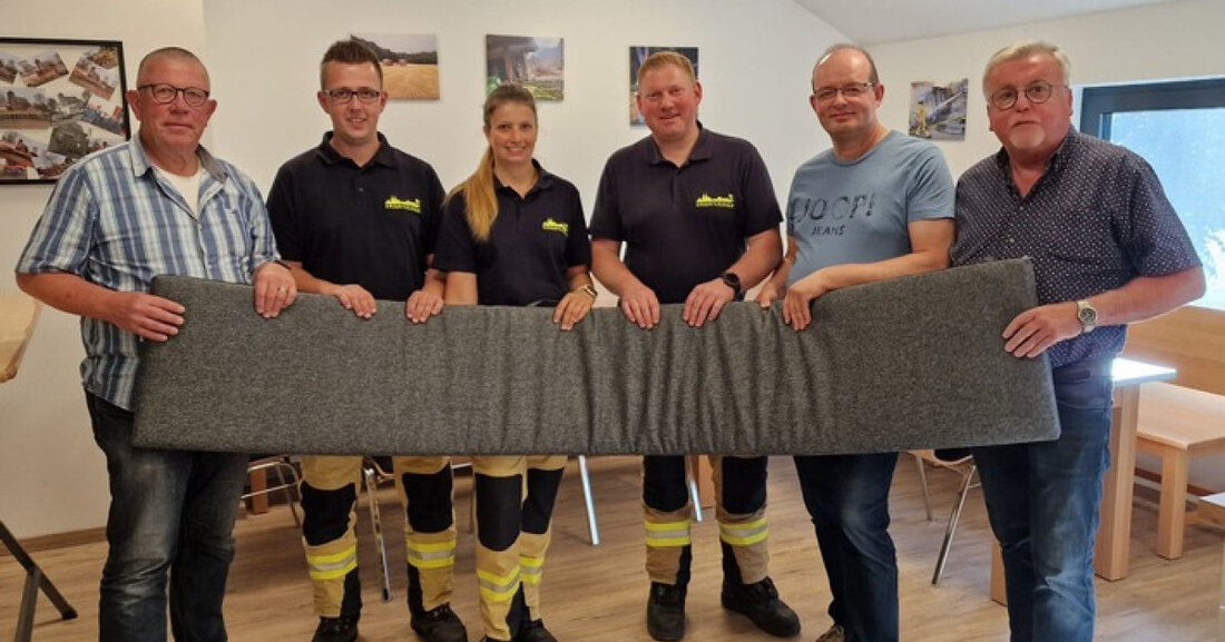Die Einheit Lüttingen der Feuerwehr Xanten erhielt Unterstützung durch den Förderverein für die Anschaffung von Sitzpolstern.