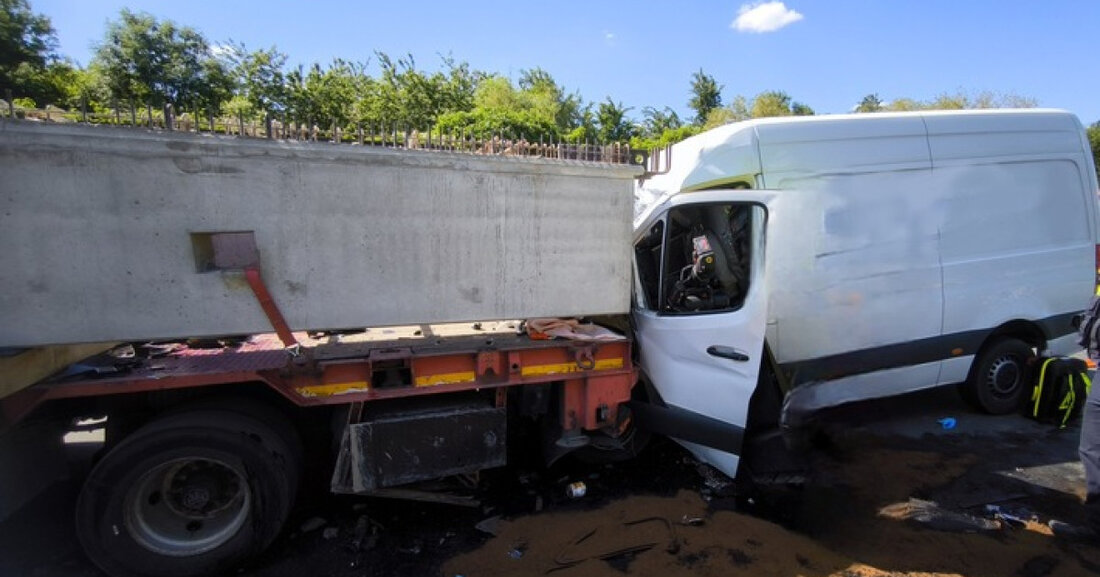 Schwerer Verkehrsunfall auf der A3 bei Oberhausen-Lirich: Ein Transporter kollidierte mit einem Lkw, ein Fahrer verletzt. Rettungskräfte im Einsatz.