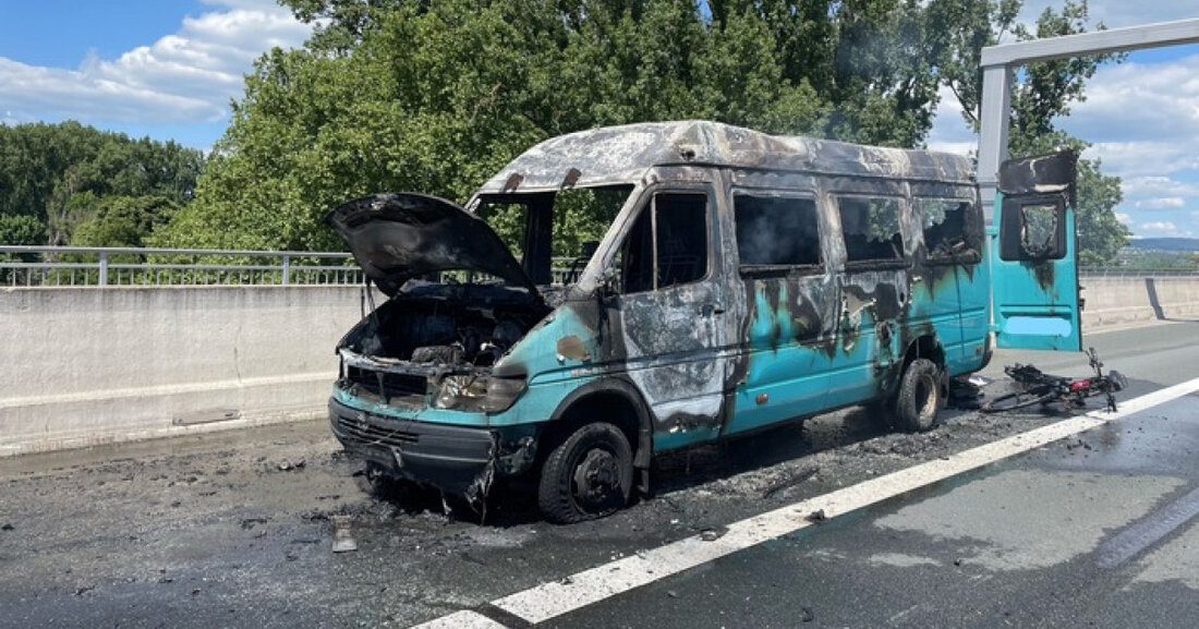 Am 19.05.2025 geriet ein Sprinter auf der BAB643 aufgrund eines technischen Defekts in Brand. Fahrbahn teilweise gesperrt.