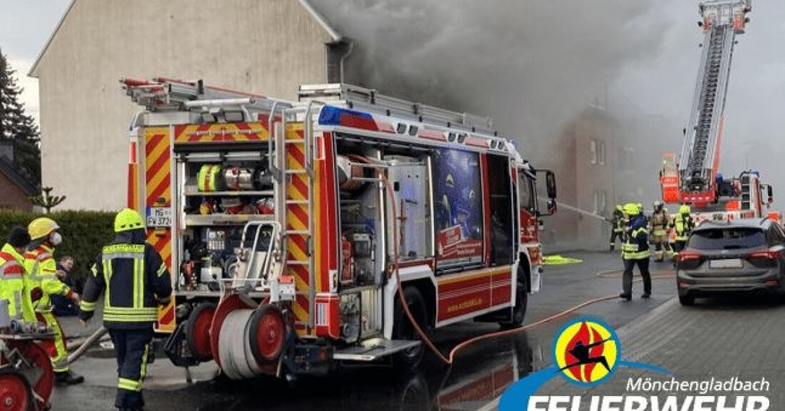 Feuerwehr Mönchengladbach rückte nach Rauchentwicklung über Wohngebiet Venn aus. Ein Wohnwagen brannte, eine Person verletzt.