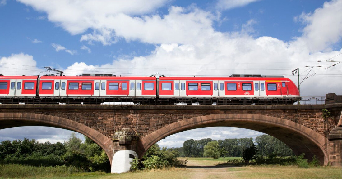 Am Landgericht Frankfurt wird der erste Zivilprozess zur Datensicherheit der Bahn-App „DB Navigator“ verhandelt. Kläger kritisiert Datenschutz.