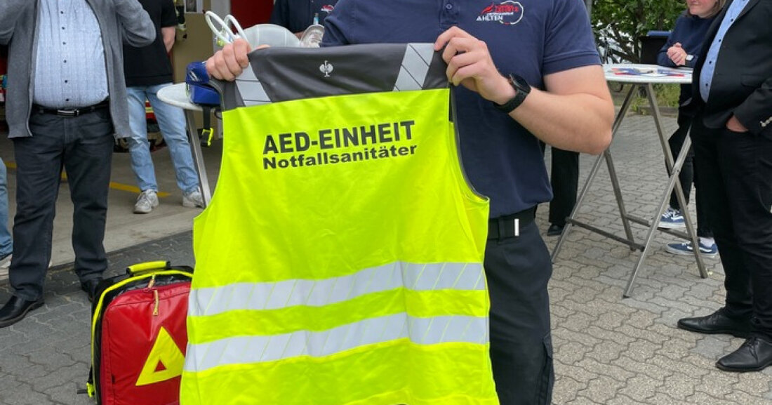 Die Freiwillige Feuerwehr Ahlten erhält ein neues AED-Gerät, unterstützt von einer engagierten First Responder-Einheit, um Lebensrettung zu optimieren.