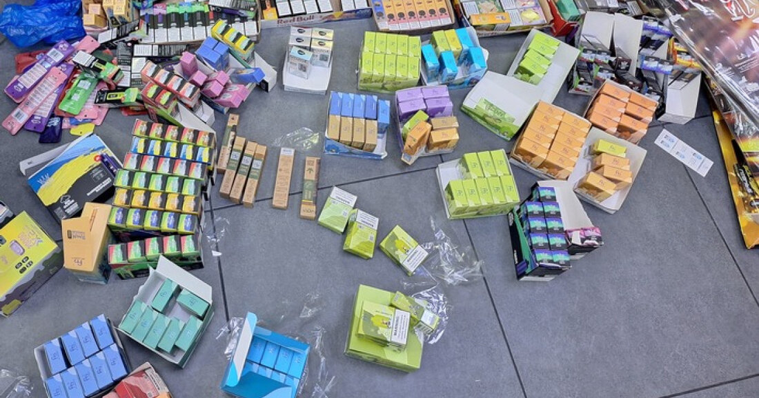 Polizei durchsucht Kioske in Osnabrück und beschlagnahmt illegale Vapes und Feuerwerkskörper – Ermittlungen laufen.