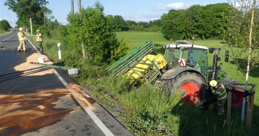 Ein LKW-Fahrer überholt auf der B483, als es zu einem Zusammenstoß mit einem Traktor kommt. Der Fahrer bleibt leicht verletzt.