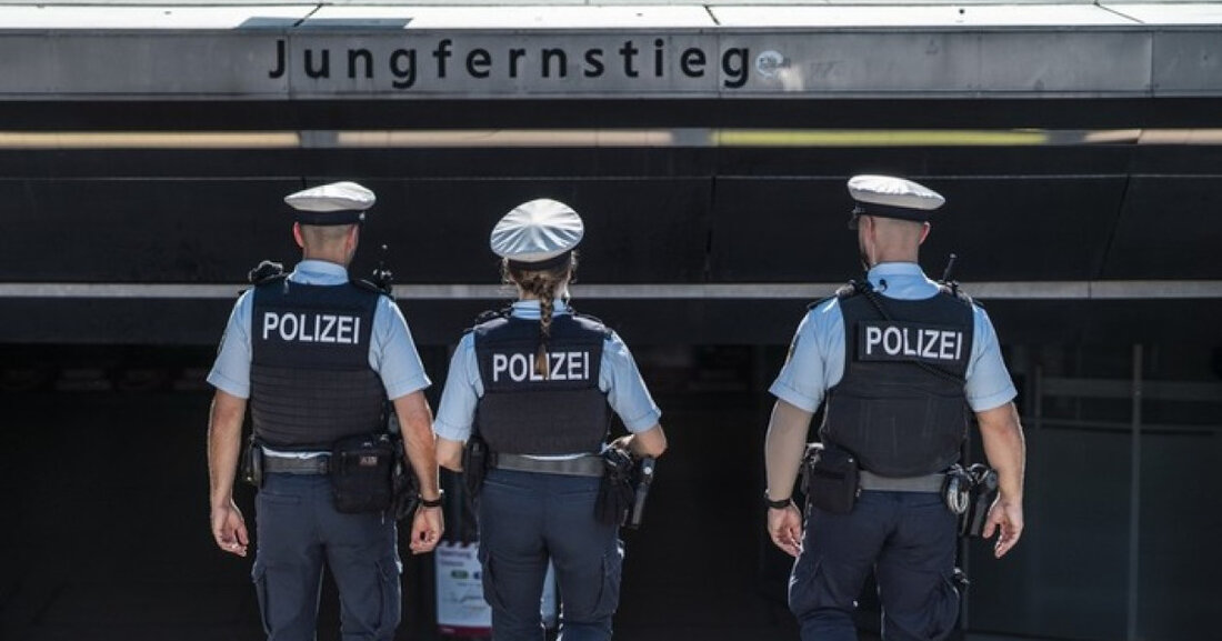 Ein alkoholisierter Mann attackierte am 19.05.2025 Bundespolizisten und Rettungssanitäter am Hamburger S-Bahnhof Jungfernstieg.