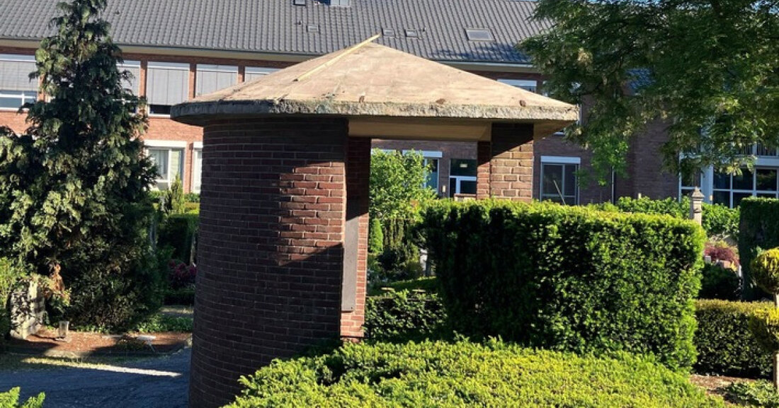 Unbekannte entwendeten zwischen dem 16. und 19. Mai 2025 Kupferdächer von Kapellen auf dem Friedhof in Kevelaer. Zeugen gesucht.