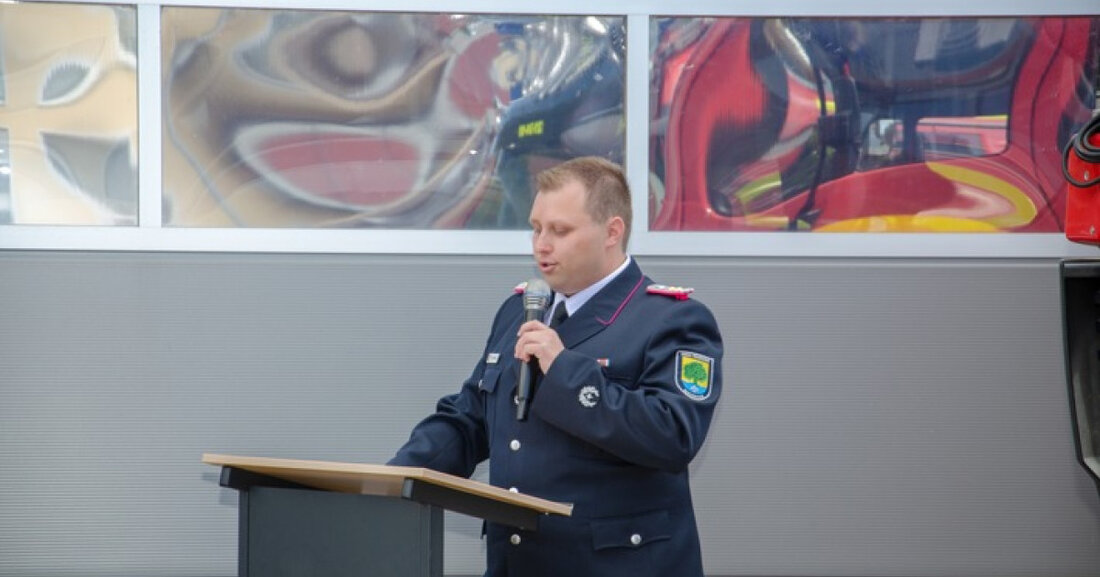 Die Feuerwehr Bordesholm hat am 17. Mai 2025 ihr neues TLF 3000 in Dienst gestellt. Dieses moderne Fahrzeug verbessert die Einsatzfähigkeit und unterstützt künftige Herausforderungen.