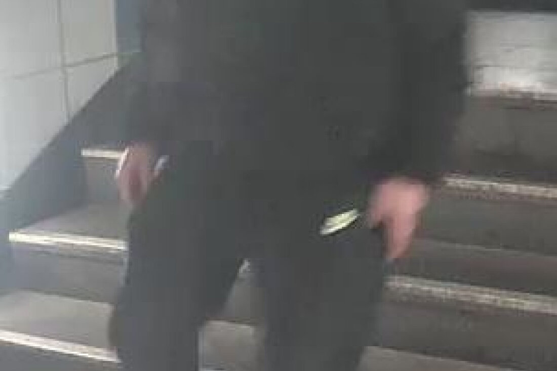 Zehn Unbekannte greifen am U-Bahnhof Boddinstraße Passanten an. Polizei sucht nach Zeugen und Hinweisen zu den Tatverdächtigen.