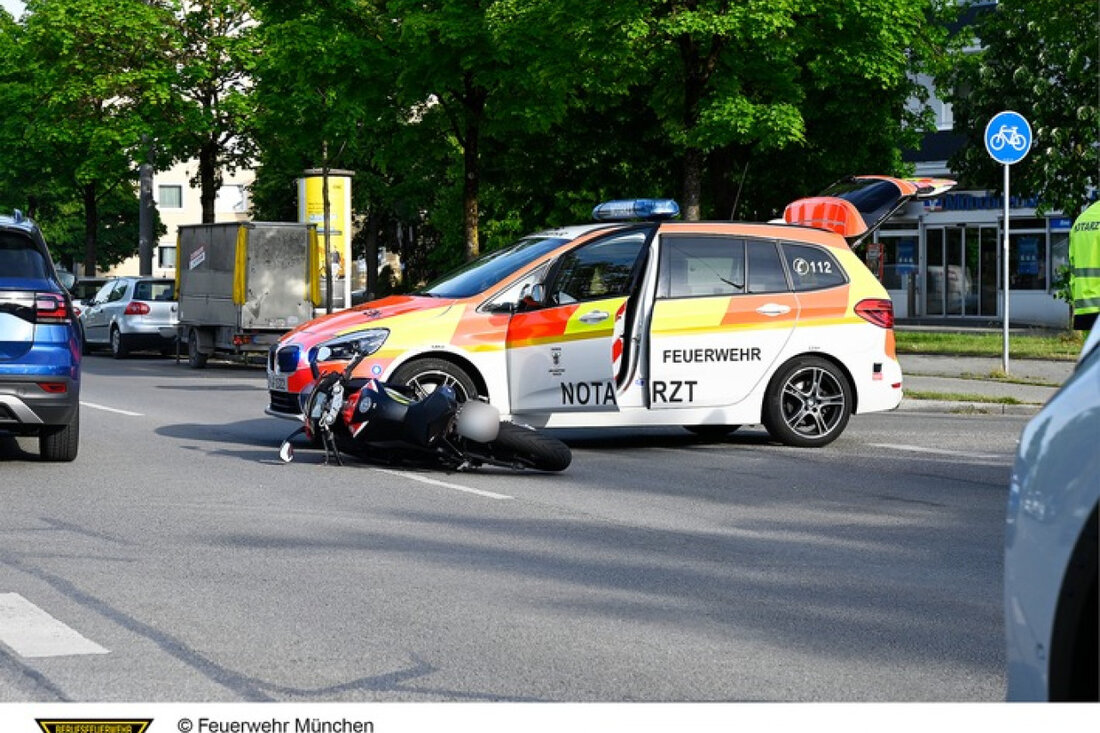 Feuerwehr München rückt am 20. Mai 2025 zu einem Unfall in Berg am Laim aus. Notarzt versorgt verletzten Zweiradfahrer nach Kollision.