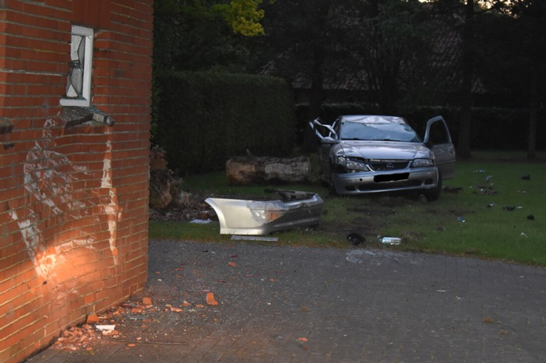 Ein PKW krachte in der Nacht in Hengstforde gegen eine Hauswand. Der 19-jährige Fahrer, leicht verletzt und alkoholisiert, wurde ins Klinikum gebracht.