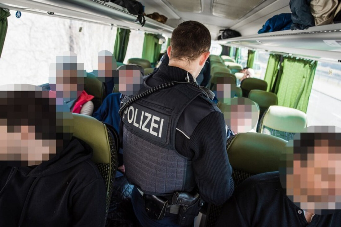 Bundespolizei München stoppt afghanische Familie mit gefälschten Visa am Grenzübergang Hörbranz; Einreise nach Deutschland verweigert.