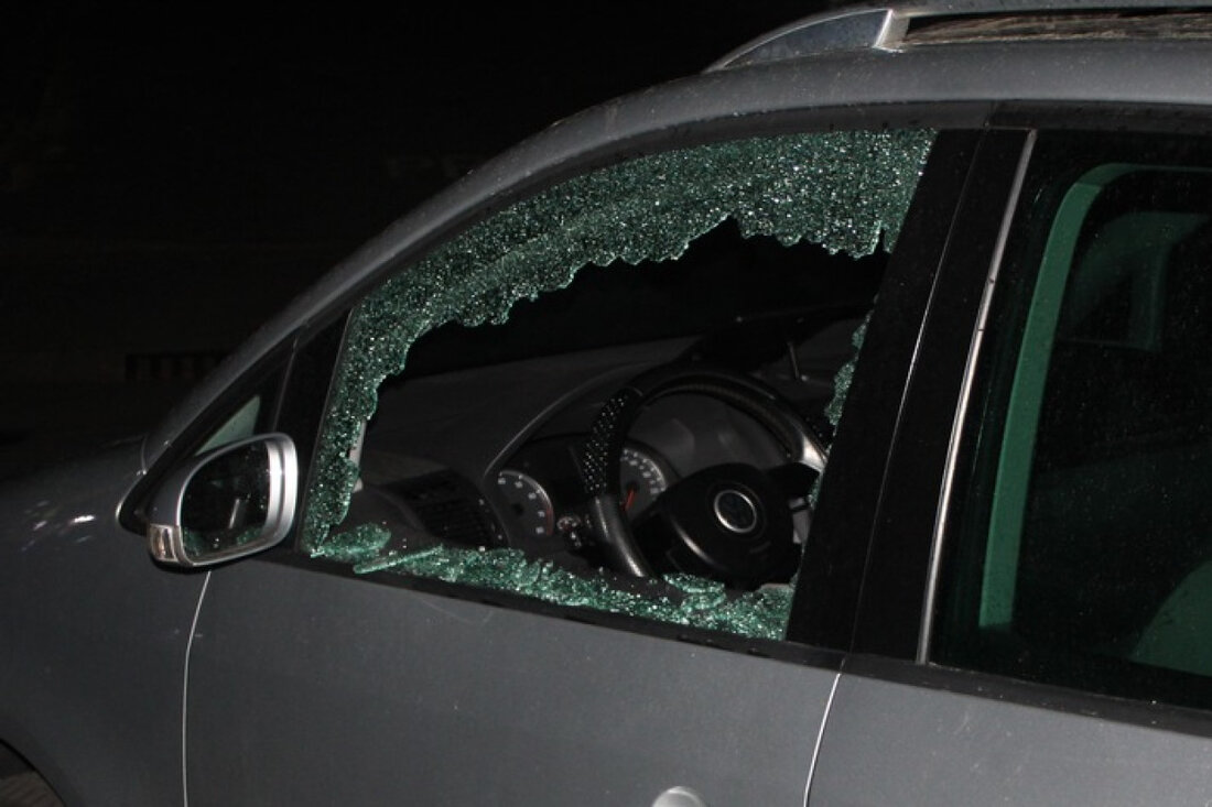 Im Mindener Stadtgebiet häufen sich Diebstähle aus Autos. Polizei ermittelt und bittet um Zeugenhinweise zu verdächtigen Personen.