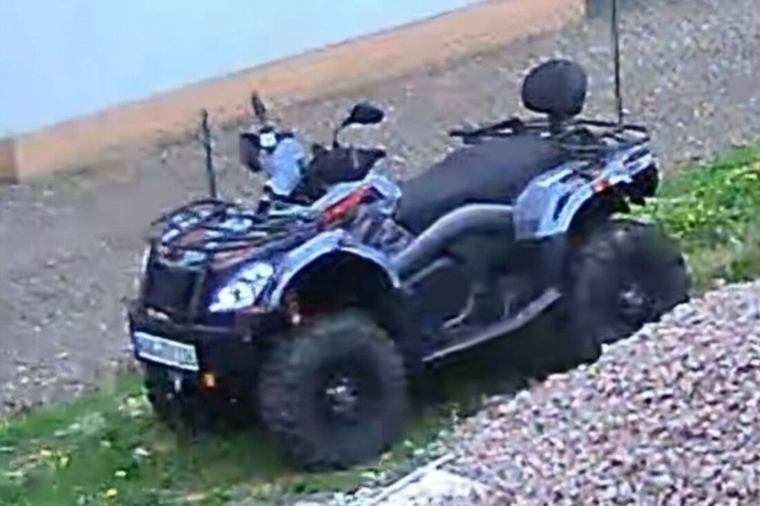 Unbekannte entwendeten ein graues Quad in Schweina. Hinweise zu Tätern oder Verbleib bitte an die Polizei melden.