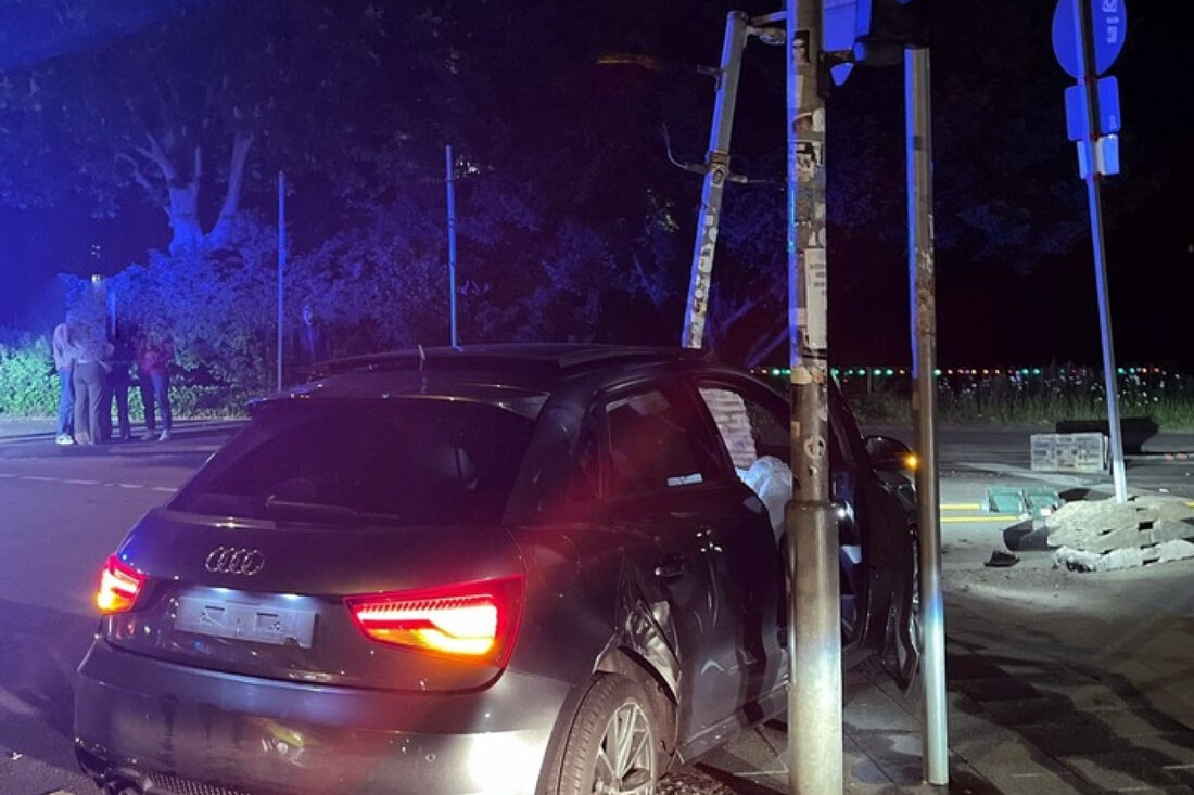 Polizei Aachen sucht Zeugen eines Unfalls in der Innenstadt, bei dem ein Fahrer nach einem Aufprall flüchtete. Hinweise erbeten.