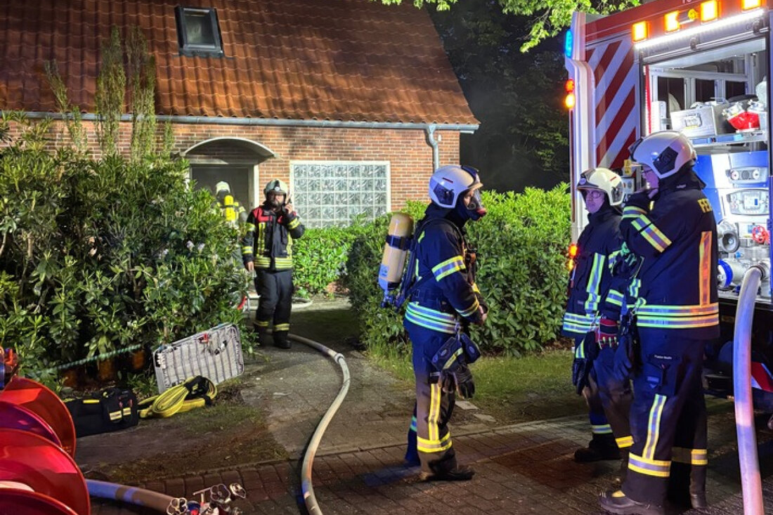 Freiwillige Feuerwehr Aurich löscht Trocknerbrand in Wohnhaus nach Notruf. Intensivmaßnahmen verhindern größeren Schaden.