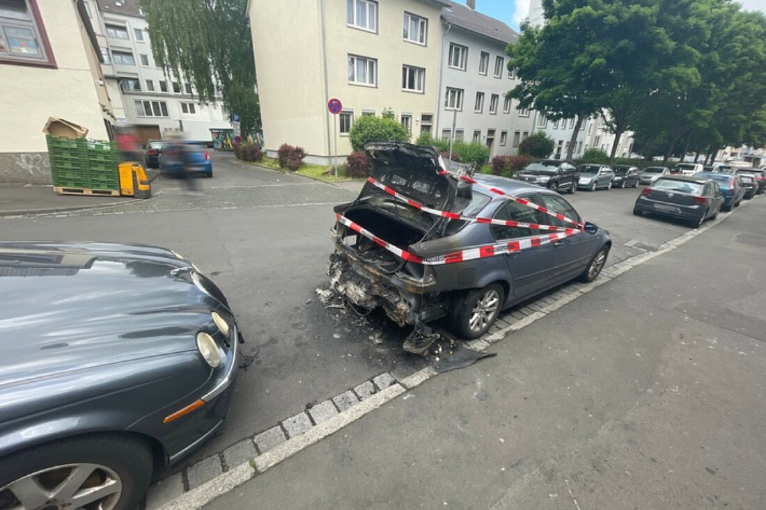 In der Nacht auf Samstag brannte ein BMW in der Schäfergasse, Kassel. Kripo ermittelt wegen Brandstiftung und sucht Zeugen.