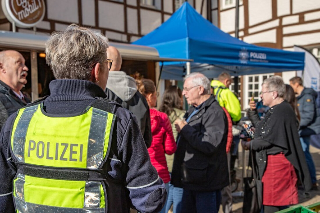 Am 23.05.2025, auf dem Unnaer Wochenmarkt, können Bürger ihre Fragen zur Polizeiarbeit direkt an die Beamten stellen.