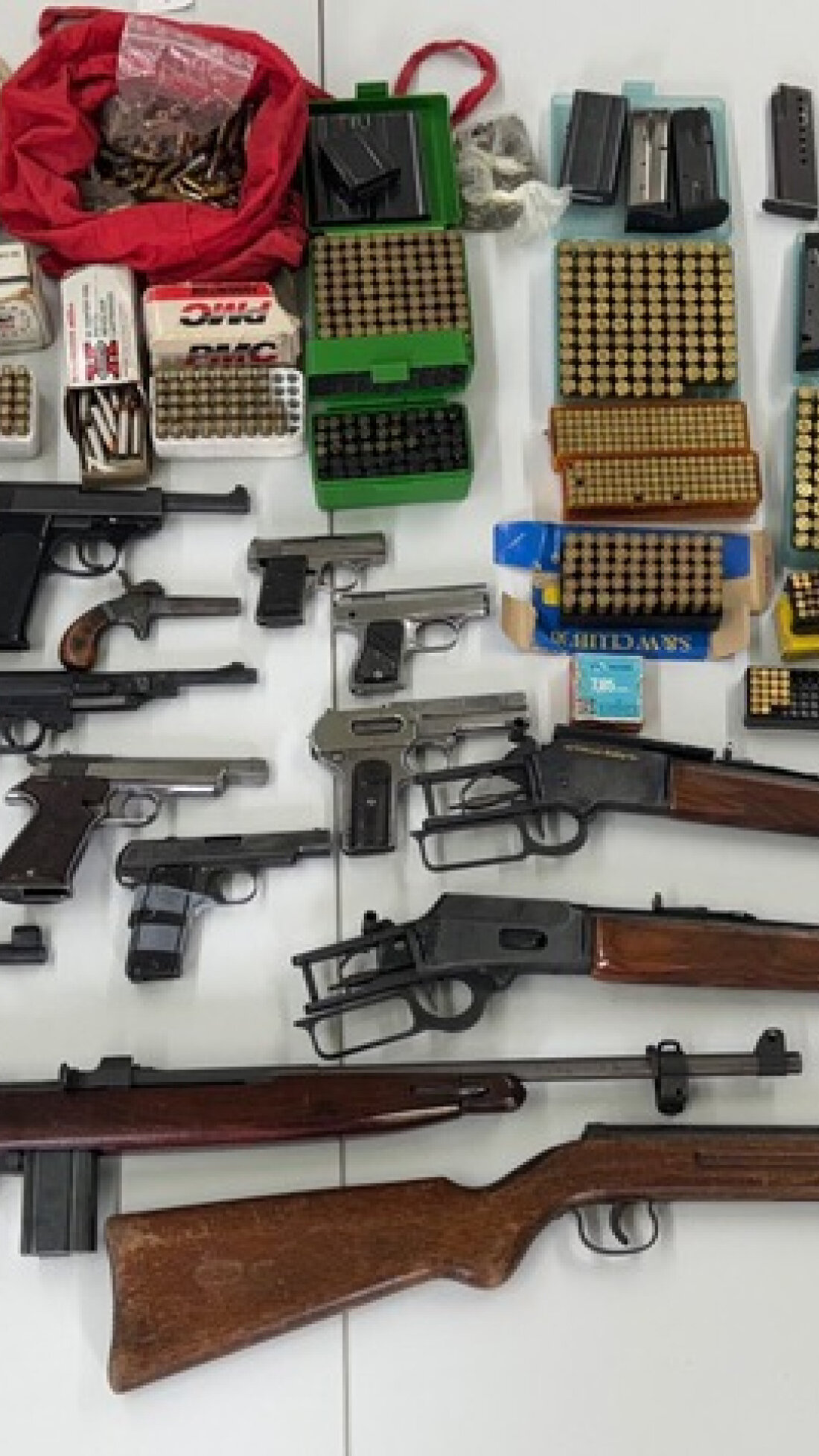 Ermittler der BAO Aktionsplan Clan in Essen beschlagnahmten Schusswaffen und Munition bei Durchsuchungen in mehreren Städten.