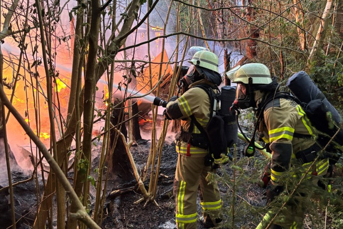 Feuerwehr Bremerhaven löschte am Fehrmoor einen Gartenlaubenbrand. Unterstützung kam von umliegenden Freiwilligen. Brandursache unklar.