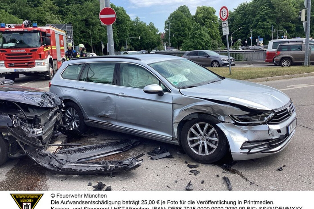 Am 20. Mai 2025 kollidierten auf der Neurieder Straße zwei Pkw. Zwei Frauen wurden verletzt, der Rettungsdienst war vor Ort.