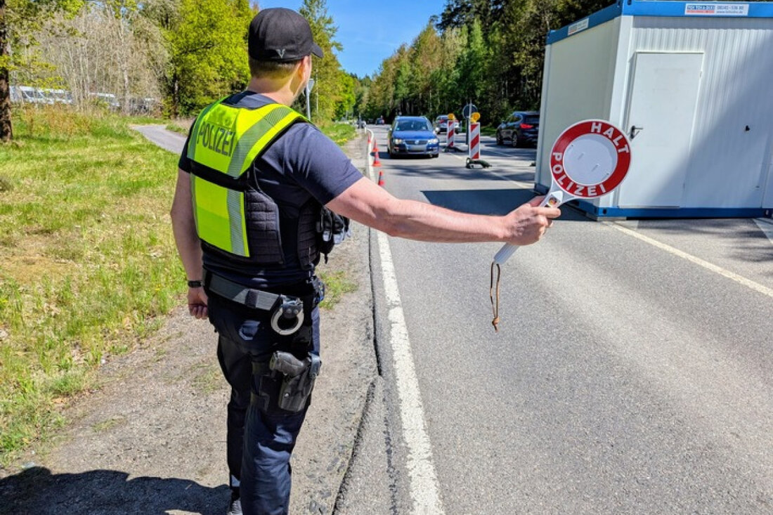 Bei Grenzkontrollen in Waidhaus nahm die Bundespolizei einen seit drei Jahren gesuchten Dieb fest, der inhaftiert wurde.