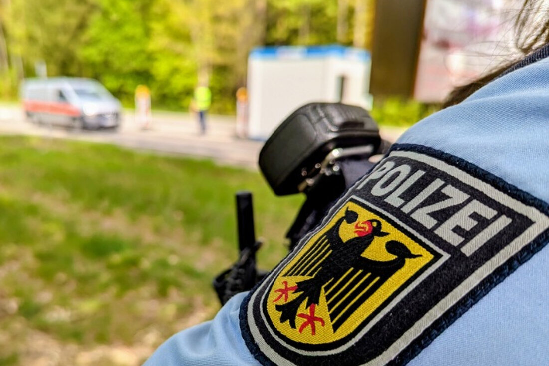 Bundes- und Grenzpolizei in Waidhaus vereiteln Schleusungsversuch einer Tunesierin, dank erfolgreicher Teamarbeit und Kontrolle.