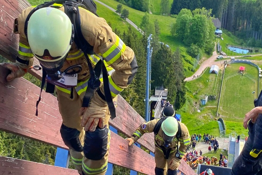 Die Feuerwehr Konstanz beeindruckt beim Schonacher Schanzenlauf mit herausragenden Leistungen und dem Gesamtsieg – schnell und stark!