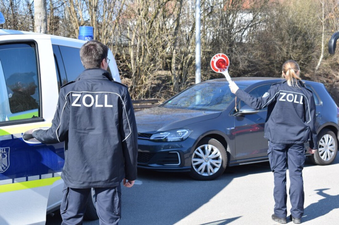 Beamte des Hauptzollamts Augsburg prüfen regionale Taxi- und Mietwagenunternehmen auf gesetzliche Mindestlöhne und Sozialversicherungspflichten.