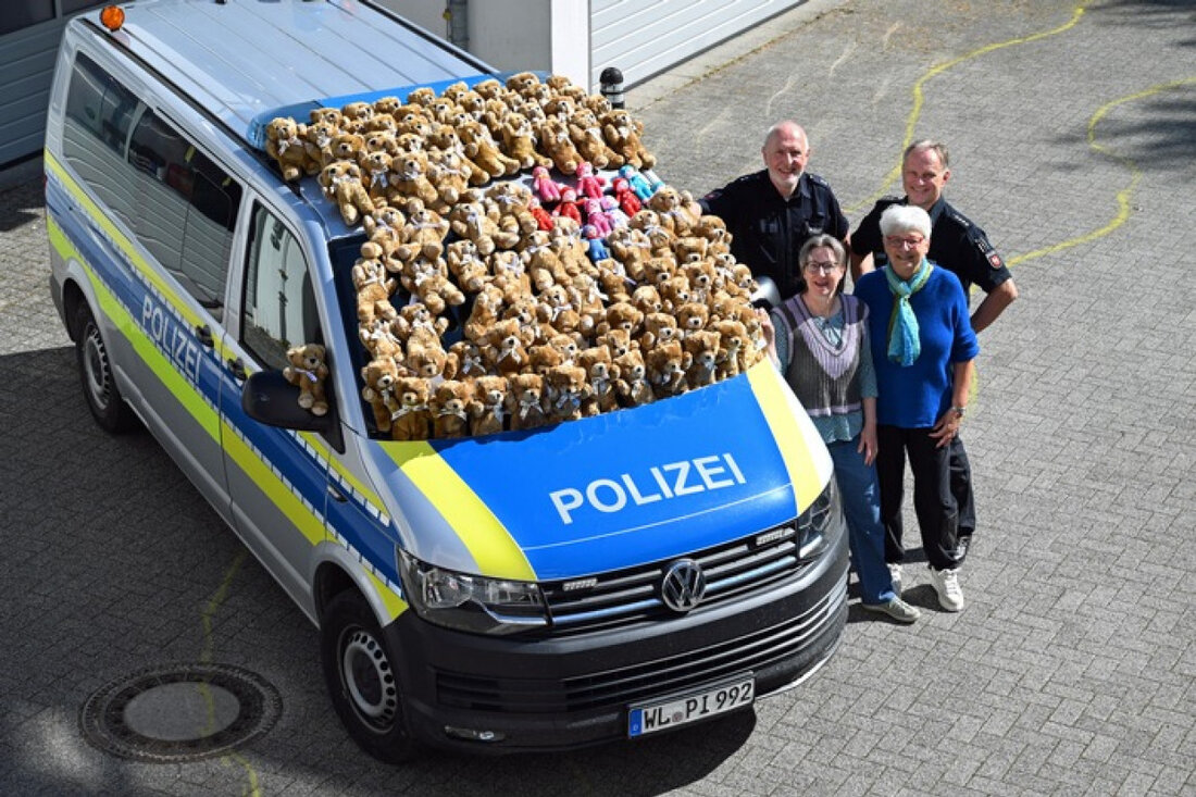Die Polizeiinspektion Harburg erhält 75 Trostteddys vom Kinderschutzbund zur Unterstützung von Kindern in Notsituationen.