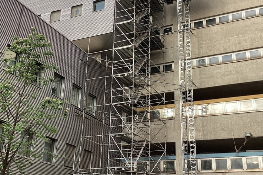 Am 20. Mai 2025 bekämpfte die Feuerwehr München einen Brand auf einem Baugerüst am Klinikum Großhadern. Keine Gefahr für Patienten.