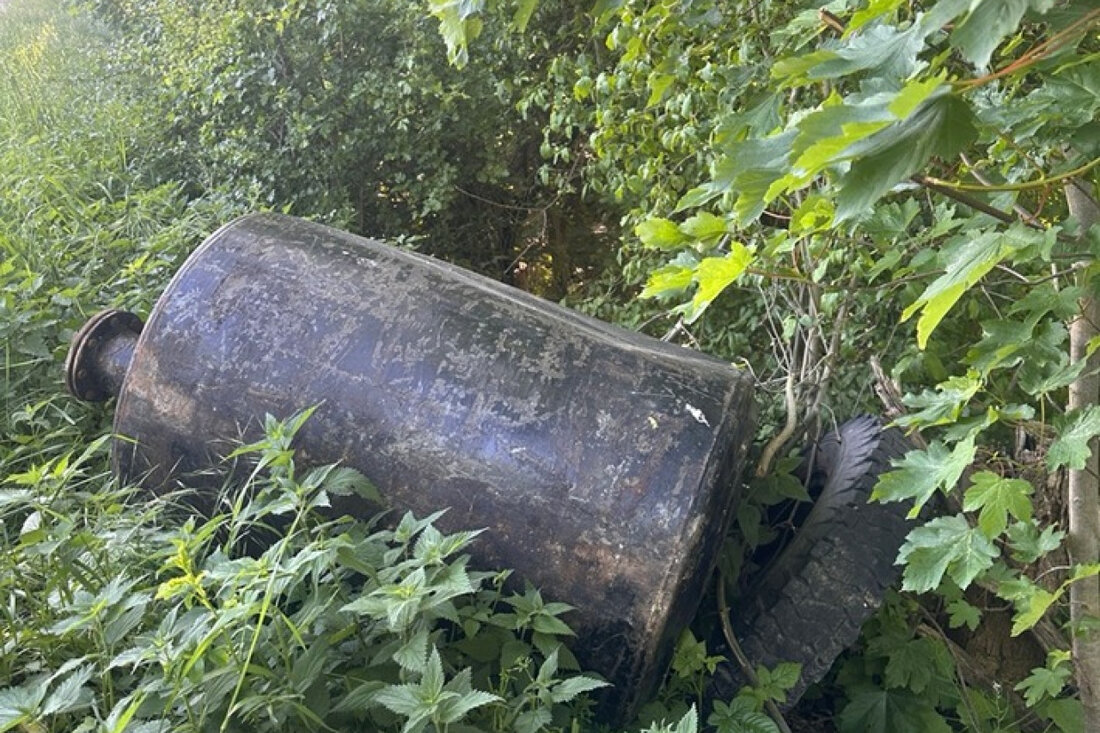 Unbekannte entsorgen Heizöltank illegal bei Bockenem. Polizei ermittelt wegen Umweltverschmutzung und unerlaubter Abfallentsorgung.