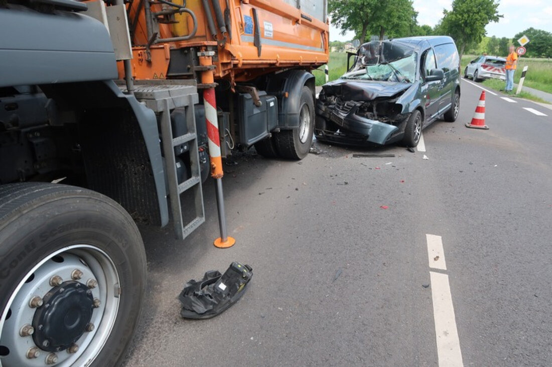 Bei einem Verkehrsunfall in Ganderkesee-Almsloh verletzte sich ein Autofahrer leicht, nachdem er einen stehenden Lkw übersah.
