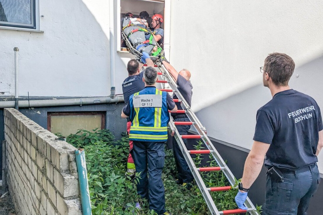 Feuerwehr Bochum rettet am Morgen einen hilfsbedürftigen Bürger aus einem verwinkelten Wohngebäude mittels tragbarer Leiter.