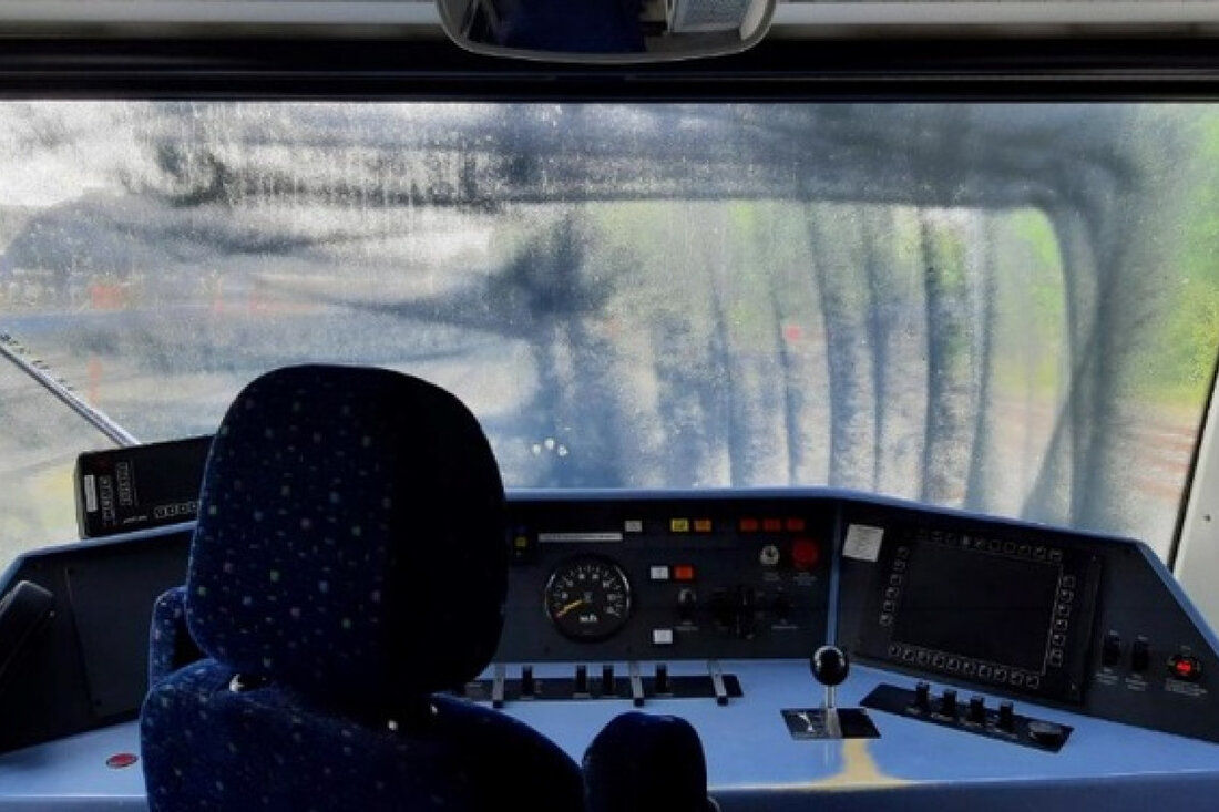 Bundespolizei ermittelt nach Farbanschlag auf Triebwagen-Frontscheibe in Bad Lobenstein. Tatzeit: 20.-21. Mai 2025.