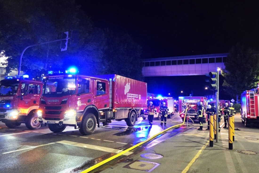 In der Nacht kam es bei einem Hygienepapierhersteller in Arnsberg zu einem Chemieunfall, der einen Großaufgebot der Feuerwehr erforderte.