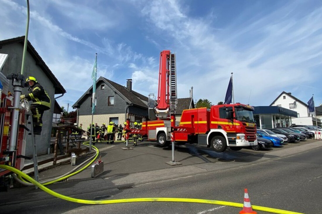Am 21.05.2025 wurde die Feuerwehr Nideggen zu einem Brand in einer Schreinerei gerufen, wo Glutnester gelöscht und das Gebäude entraucht wurden.