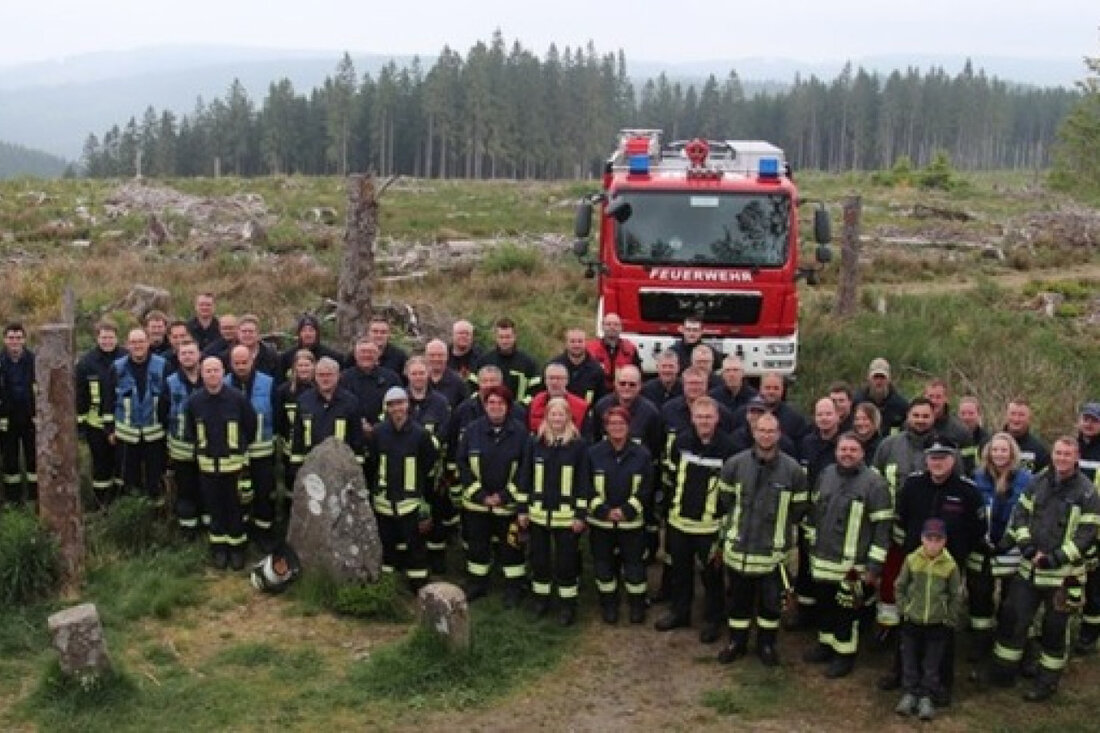 Feuerwehren aus Erndtebrück, Hilchenbach und Kirchhundem simulierten einen Waldbrand am Dreiherrenstein – eine wichtige Gemeinschaftsübung über Kreisgrenzen hinweg.