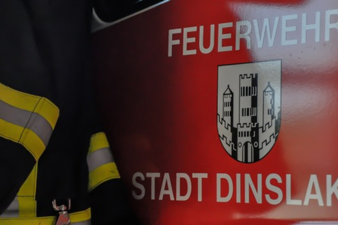 Die Feuerwehr Dinslaken rückte zu zwei Einsätzen aus, darunter ein Zimmerbrand mit Menschenleben in Gefahr in einem Gesundheitszentrum.